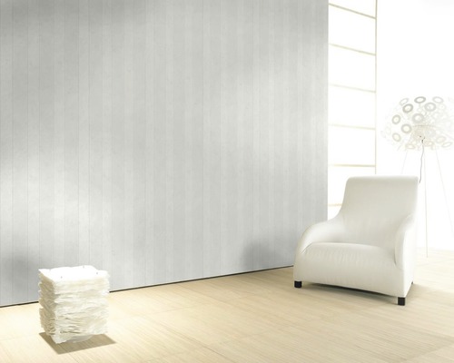 Heller Raum mit Wandpaneelen, Sessel und Stehleuchte