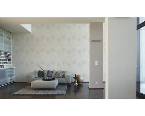 Wohnzimmer mit Sofa, Ottomanen, Teppich und gemusterter Tapete