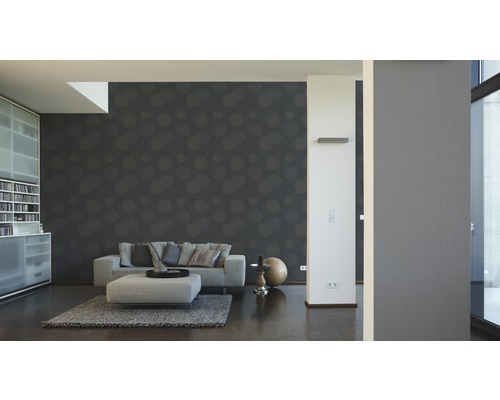 Wohnzimmer mit gemusterter Tapete, Sofa und Schrank