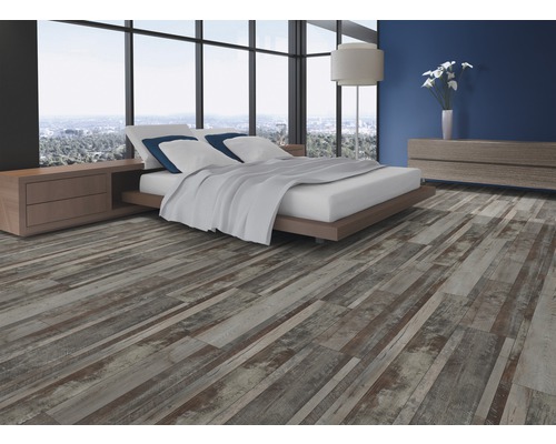 Schlafzimmer mit Holzboden in Dielenoptik, Bett, Nachttisch und Kommode