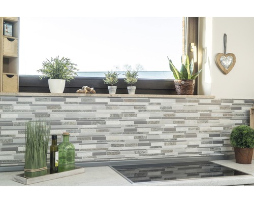 Crédence de cuisine avec carreaux de mosaïque, décoration et plaque de cuisson
