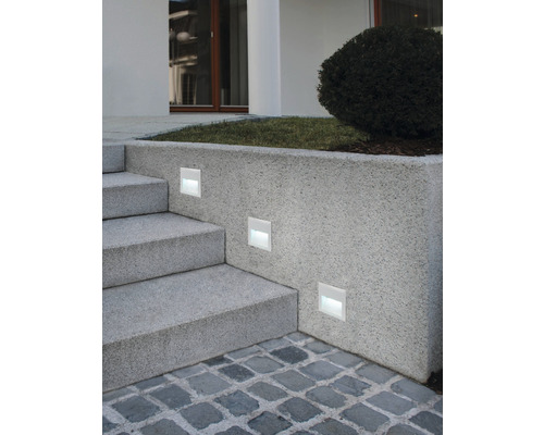 Escalier extérieur avec appliques murales LED encastrées pour l''extérieur