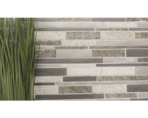 Mur en carreaux de mosaïque avec décoration d''herbe