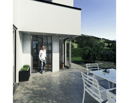 Fliegengitter-Türvorhang Easy PLUS ohne Bohren anthrazit 95x220 cm Moderne Hausfassade mit Terrassentür und Mann, der ins Haus geht