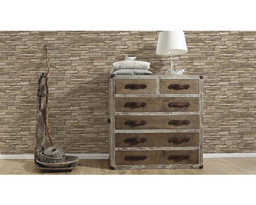 Commode en bois à sept tiroirs devant un mur de pierre