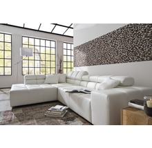 Salon lumineux avec grande baie vitrée, canapé d''angle et mur en mosaïque
