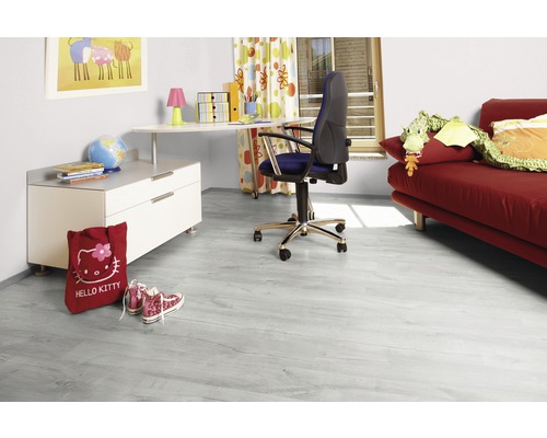 Kindgerechtes Zimmer mit hellem Laminatboden, Schreibtisch, Stuhl und rotem Sofa