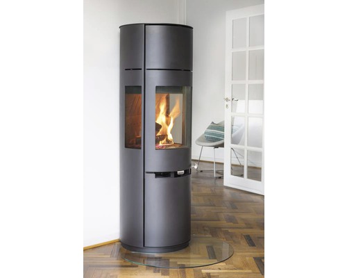 Freistehender Kaminofen mit Glasfenster und brennendem Holz auf einem Holzboden