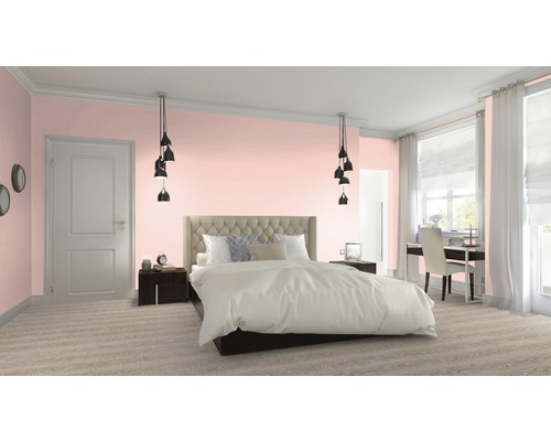 Helles Schlafzimmer mit Bett, Nachttischen, Schreibtisch und Pendelleuchten