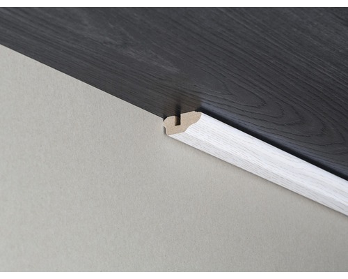 Profilé de finition de sol en bois entre le mur et le sol