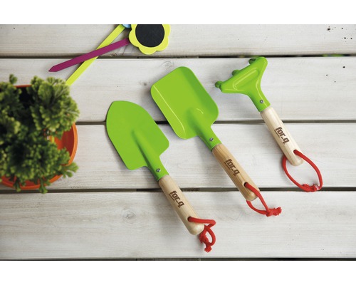 Set d''outils de jardin avec râteau et pelles