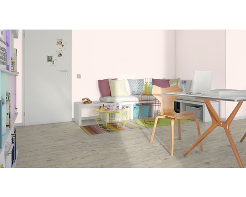 Pièce lumineuse avec bureau, chaise, banquette et éléments décoratifs