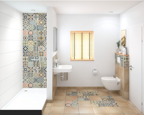 Badezimmer mit Dusche, Waschbecken und Toilette sowie gemusterten Fliesen