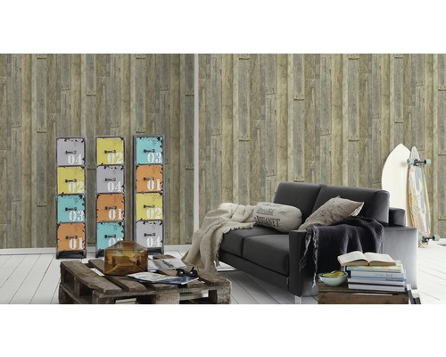 Wohnzimmer mit Holzvertäfelungstapete, schwarzem Sofa, Surfbrett und bunten Schränken