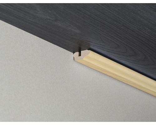 Sockelleiste aus Holz zwischen Wand und Boden