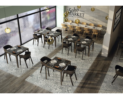 Ansicht eines Restaurants mit Tischen, Stühlen und gemusterten Fliesen