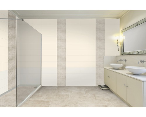 Helles Badezimmer mit Dusche, Waschbecken und Fliesen