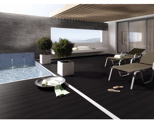 Terrasse avec piscine, chaises longues et revêtement de sol