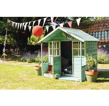 Une cabane de jeu verte dans un jardin avec décoration et plantes.