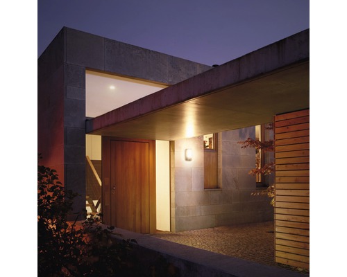 Vue d''une entrée de maison avec porte et applique murale d''extérieur