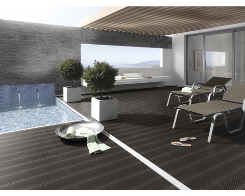 Terrasse avec piscine, chaises longues et plancher en bois