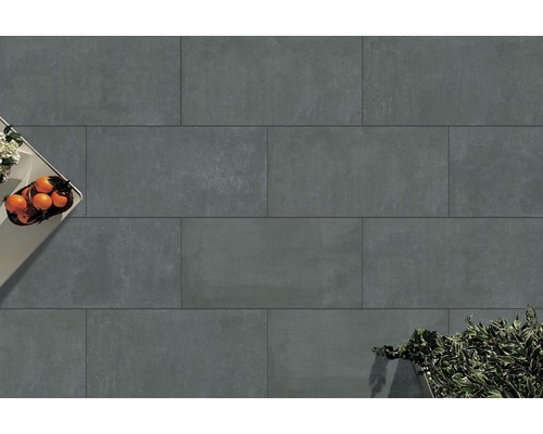 Carreaux de grand format à l''extérieur avec table et plantes