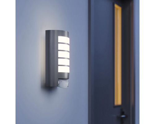 Applique murale extérieure lumineuse avec détecteur de mouvement sur un mur