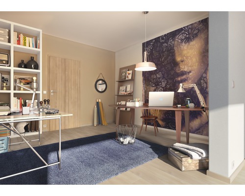 Aménagement d''un bureau avec des bureaux, des étagères et de la décoration.