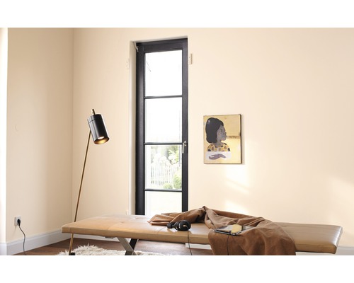 Wohnzimmer mit Tagesbett, Stehlampe und Kunstwerk an der Wand