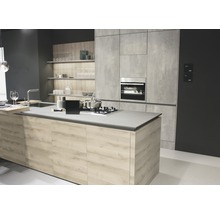 Cuisine moderne avec îlot de cuisson, four encastrable et étagères
