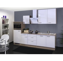 Helle Küche mit weißen Schränken, Spüle, Kochfeld und Ofen in modernem Design
