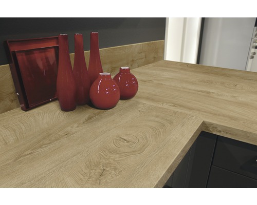 Plan de travail de cuisine en bois avec décoration