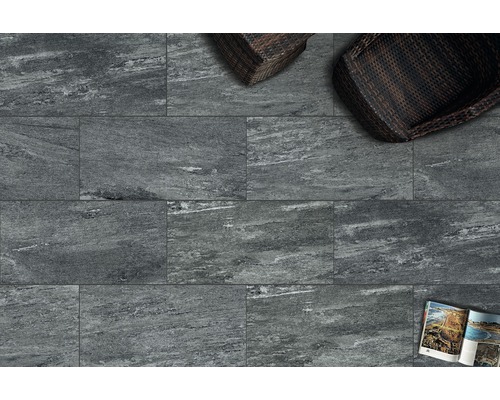 Bodenansicht mit grauen Bodenfliesen und zwei Rattansesseln