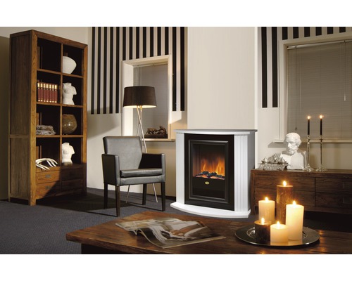 Salon avec cheminée, fauteuil, étagère et décorations pour une ambiance chaleureuse