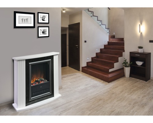 Salon avec cheminée électrique, escalier et décoration