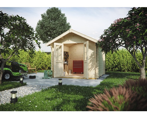 Blockbohlenhaus SKAN HOLZ Palma mit Fußboden 280 x 305 cm natur Holzgartenhaus mit geöffneten Türen und Rasenmäher im Garten