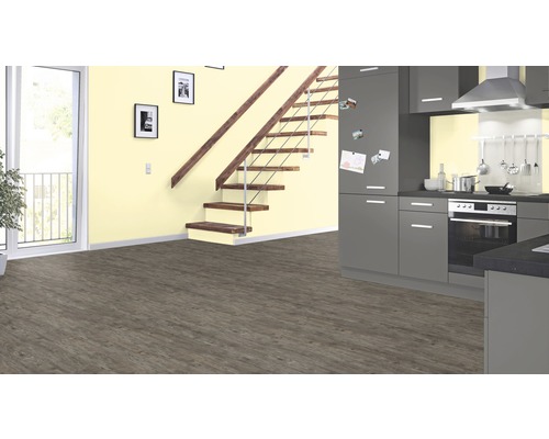 Pièce à vivre avec revêtement de sol gris, escalier et kitchenette