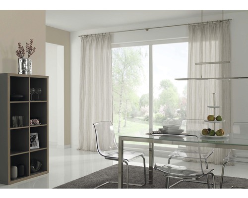 Salle à manger lumineuse avec table à manger, chaises transparentes, étagère et rideaux