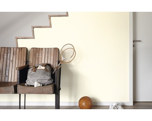 Intérieur avec escalier, banc, sac à dos, raquette de tennis et ballon