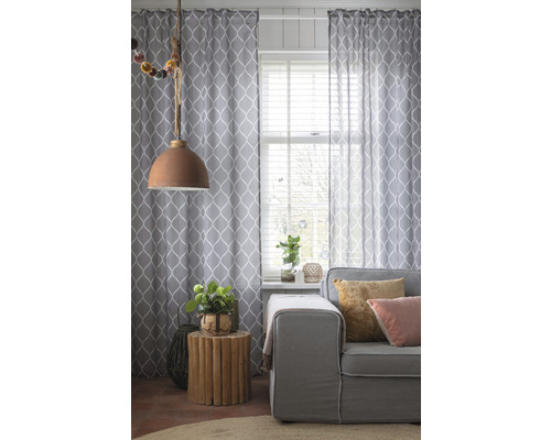 Salon avec rideaux, canapé et table d''appoint