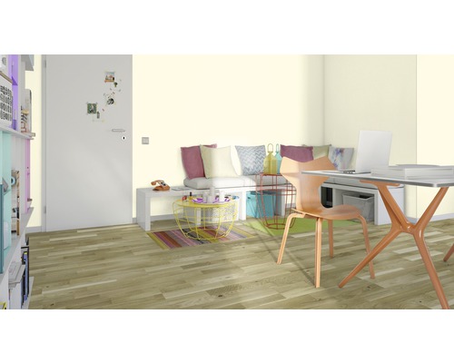 Intérieur lumineux avec bureau, chaise et banquette avec coussins