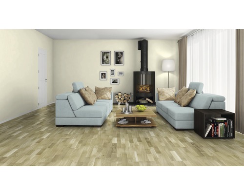 Salon avec cheminée, canapés et plancher en bois