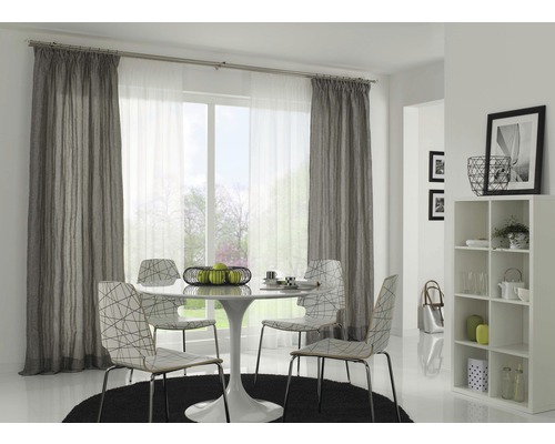 Salle à manger moderne avec rideaux, table, chaises et étagère