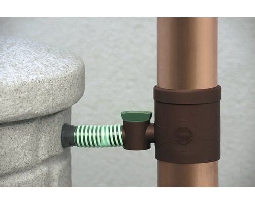 Récupérateur d''eau de pluie relié à une descente pluviale par un tuyau