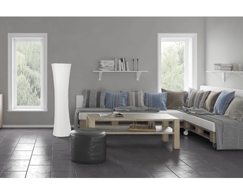 Wohnzimmer mit Fenster, Stehlampe, Sitzhocker, Couch aus Europaletten und Holztisch