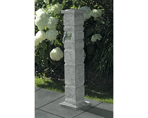 Point d''eau de jardin en pierre avec robinet en extérieur