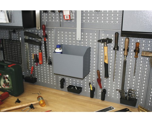 Werkstatt mit Werkzeugen an einer Lochwand montiert