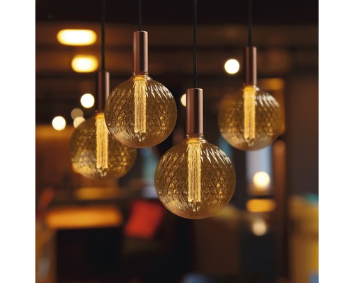 Vier dekorative Pendelleuchten mit bernsteinfarbenen Lampenschirmen