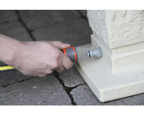 Tuyau d''arrosage raccordé à un raccord d''eau