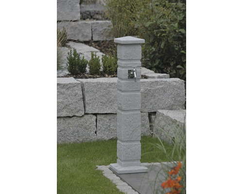 Colonne de puisage de jardin avec robinet à l''extérieur